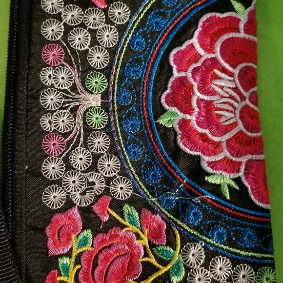 Embroidered wristlet - Picture 4 of 6